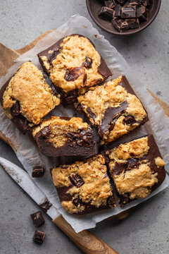 g&acirc;teau brookie fait maison brownie au chocolat recouvert de p&acirc;te &agrave; cookies aux p&eacute;pites de chocolat 