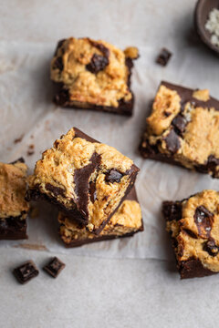 g&acirc;teau brookie fait maison brownie au chocolat recouvert de p&acirc;te &agrave; cookies aux p&eacute;pites de chocolat 