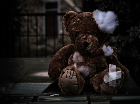 oso de peluche abandonado y deteriorado oscuro y dram&aacute;tico oso de peluche da&ntilde;ado