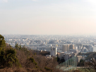 展望台から見る黄砂に覆われた都市景観