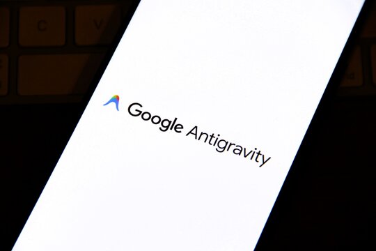 Google Antigravity - Ambiente de Desenvolvimento Integrado (IDE) focado em agentes de IA, constru&iacute;do sobre o VS Code.