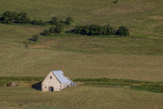 buron traditionnel sur le plateau du Limon dans le Cantal en auvergne dans le Massif Central en &eacute;t&eacute;