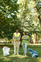 Obraz premium Participants engage in park cleanup project to promote eco awareness and social change