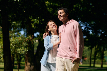 Obraz premium Joyful moments shared between a loving couple enjoying a sunny day in the park