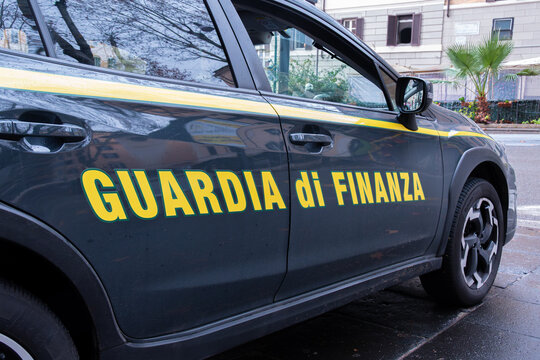 Gros plan d'un marquage "Guardia di Finanza" &eacute;crit en Italien sur le c&ocirc;t&eacute; d'un v&eacute;hicule d'intervention appartenant &agrave; la Garde des finances italienne
