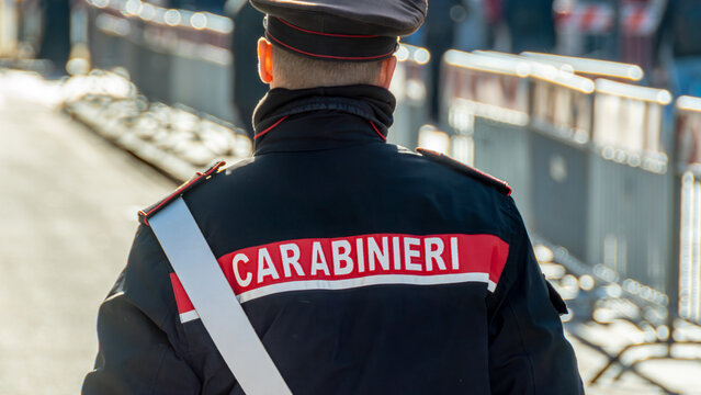 Marquage "CARABINIERI" &eacute;crit en Italien au dos de l'uniforme d'un carabinier italien dans une rue de Rome. Concepts de d&eacute;linquance, de crime, de d'enqu&ecirc;tes et d'affaires criminelles en Italie