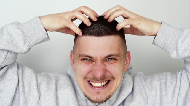 Dry scalp.
A person scratches their head with their hands and swells from intense itching.
Psoriasis on a person's scalp.
Discomfort and itching.