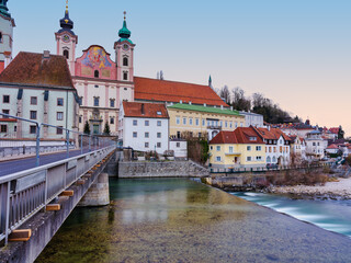 Obraz premium Long Exposure View of Steyr River Weir and Michaelerkirche from Bridge