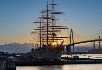 夜明けの海王丸パークから海王丸と新湊大橋と朝焼けの立山連峰