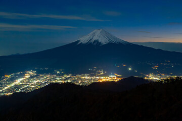 Fototapeta premium 冬の三つ峠から夕方の富士山