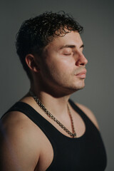 Obraz premium Male model in studio showing concentration and resilience