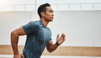 都市部をランニングする日本人男性の健康的なライフスタイル