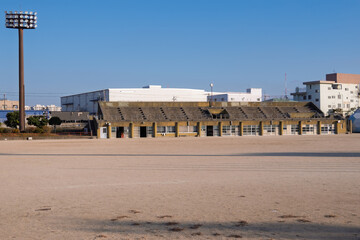 日本のアニメのような夏の青空と誰もいないスタジアムのスタンド風景（青春・放課後イメージ）