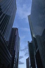 Obraz premium SINGAPORE - DECEMBER 24, 2025: Modern office buildings and corporate skyscrapers in the Central Business District (CBD) financial zone near Raffles Place.