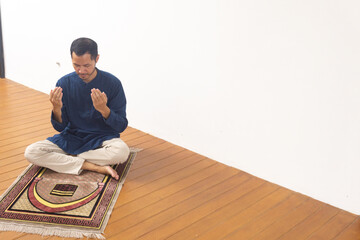 Fototapeta premium Muslim men is praying to Allah asking guidance