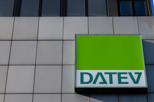Gr&uuml;nes DATEV-Logo an der Fassade eines modernen B&uuml;rogeb&auml;udes in der F&uuml;rther Stra&szlig;e in N&uuml;rnberg, frontal aufgenommen. Das Unternehmen ist ein IT-Dienstleister f&uuml;r Steuerberater und Unternehmen