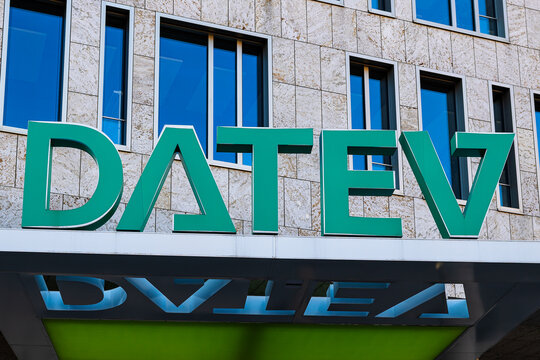 Gro&szlig;aufnahme des gr&uuml;nen DATEV-Schriftzugs an der Firmenzentrale in N&uuml;rnberg. Die DATEV ist ein IT-Dienstleister f&uuml;r steuerberatende Berufe 