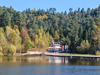 Fototapeta premium cottage and lake in autumn