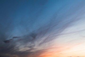 Obraz premium Sunset sky with pink and blue wispy clouds