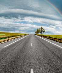 Landstrasse in grüner hügeliger Landschaft
