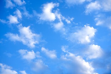 Obraz premium Bright Blue Sky with Fluffy White Cumulus Clouds on a Clear Day