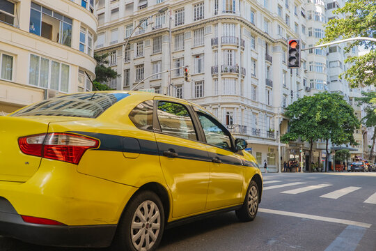 Taxi em rua do bairro Copacabana, no Rio de Janeiro, Brasil
