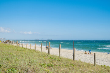 Praia da Reserva, no Rio de Janeiro, em dia de sol e c&eacute;u azul