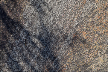 影が落ちる岩の表面。自然な石のテクスチャと質感の背景