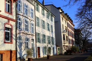 Häuser am Oberen Rheinweg in Basel in der Wintersonne