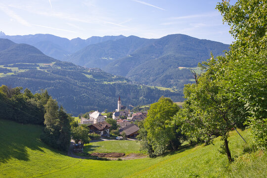 Feldthurns in the Eisack Valley is perched on a sunny terrace at around 850 m above sea level in South Tyrol, Italy.