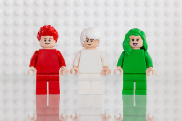 Naklejka premium Dortmund - Deutschland 16. Januar 2026 Lego Drei Minifiguren in den Farben rot weiß und grün - Studio Aufnahme