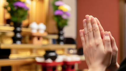 仏壇に手を合わせる日本人の手元 供養や祈りの合掌