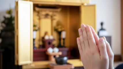 仏壇に手を合わせる日本人の手元 供養や祈りの合掌