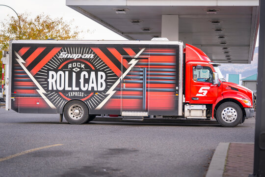 Snap-on Peterbilt truck parked at a gas station Rock n Rollcab livery