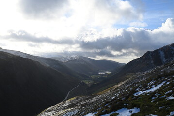 Fototapeta premium a view walking up a snowy Cadair Idris in south Gwynedd, wales from the mach loop