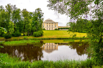 Obraz premium Saint Petersburg, Russia - june15, 2025: Pavlovsk palace in Pavlovsky park