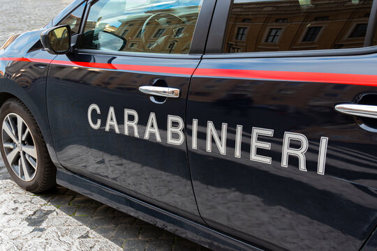 Gros plan d'un marquage "CARABINIERI" &eacute;crit en Italien sur le c&ocirc;t&eacute; d'un v&eacute;hicule de patrouille et d'intervention appartenant &agrave; l'Arme des Carabiniers italiens