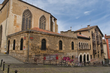 Obraz premium Historic stone buildings and cobblestone streets in the Old Quarter of Vitoria-Gasteiz, Basque Country, featuring medieval architecture and modern graffiti.