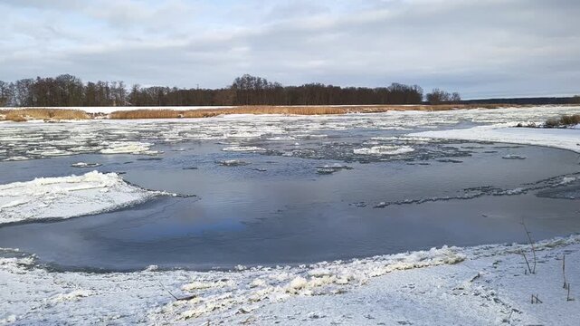  Rzeka w zimowej scenerii 