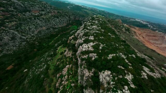 Vuelo en una grieta en la monta&ntilde;a con fpv