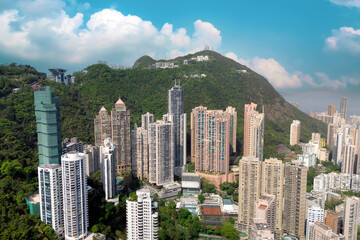 Obraz premium Residential area with high-rise buildings and skyscrapers against the backdrop of Victoria Peak, beautiful landscape of nature and parks, urbanism