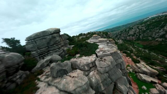 volando en una grieta de la monta&ntilde;a con fpv