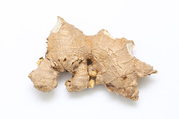 Obraz premium Fresh ginger root isolated on white background. Raw ginger rhizome closeup. Natural spice ingredient for cooking tea and remedies. Organic ginger for healthy diet kitchen use