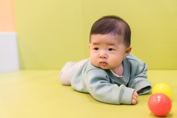 マンションのキッズルームで遊ぶ日本人の男の赤ちゃん