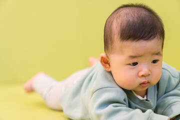 マンションのキッズルームで遊ぶ日本人の男の赤ちゃん
