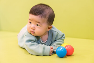 マンションのキッズルームで遊ぶ日本人の男の赤ちゃん
