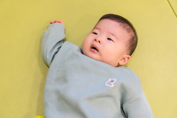 マンションのキッズルームで遊ぶ日本人の男の赤ちゃん