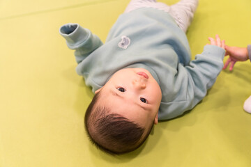 マンションのキッズルームで遊ぶ日本人の男の赤ちゃん