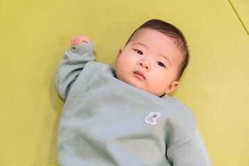 マンションのキッズルームで遊ぶ日本人の男の赤ちゃん