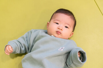 マンションのキッズルームで遊ぶ日本人の男の赤ちゃん